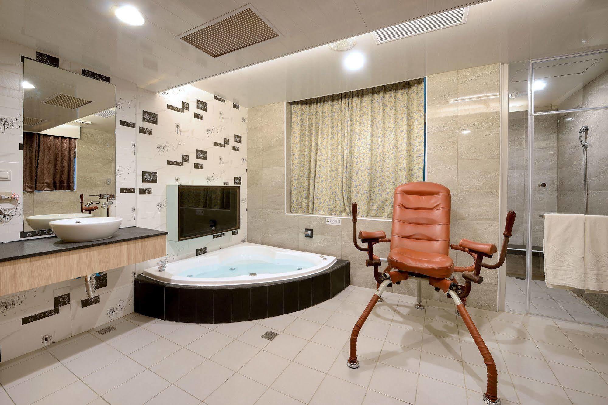 Holland Village Motel Tainan Exterior photo