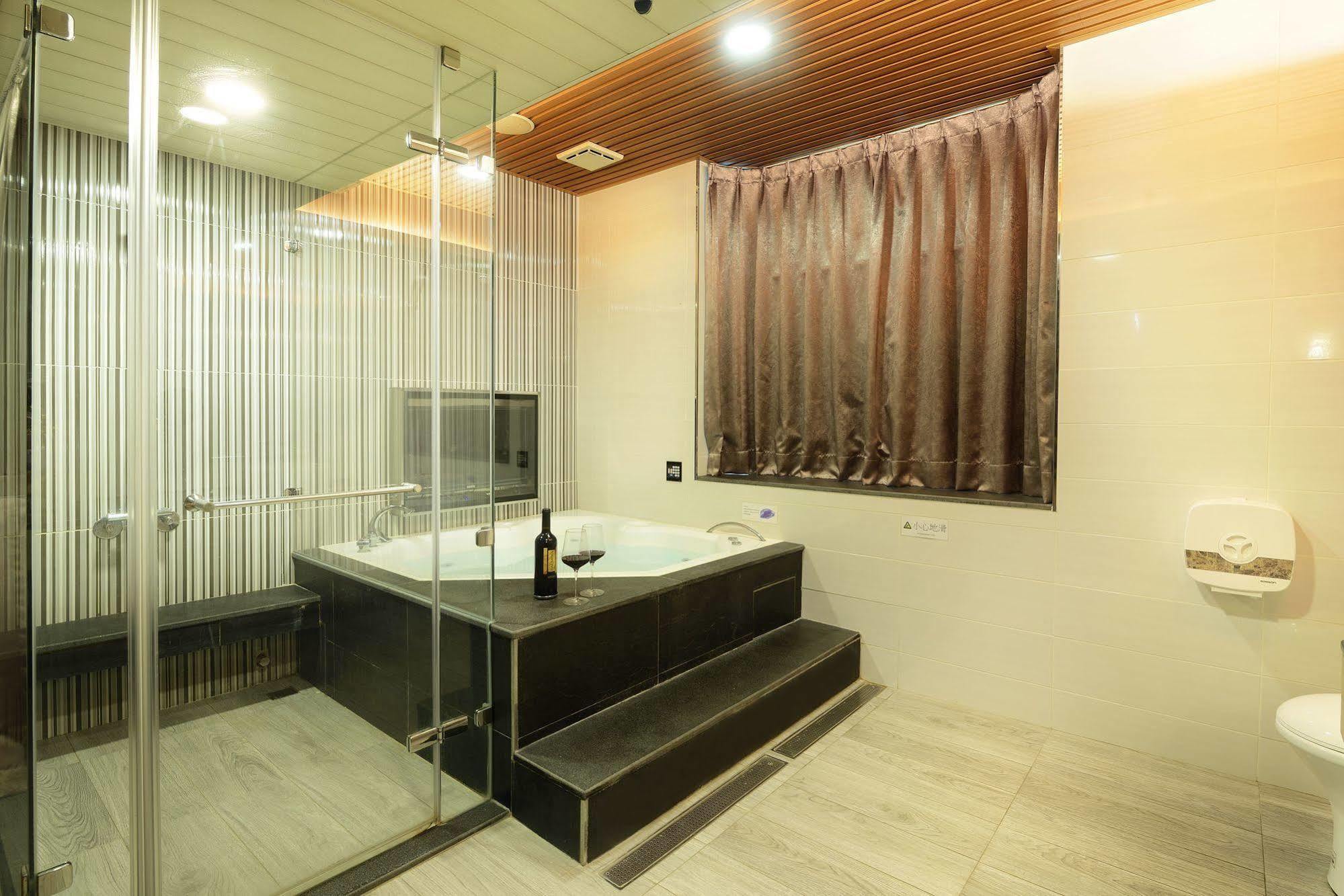 Holland Village Motel Tainan Exterior photo